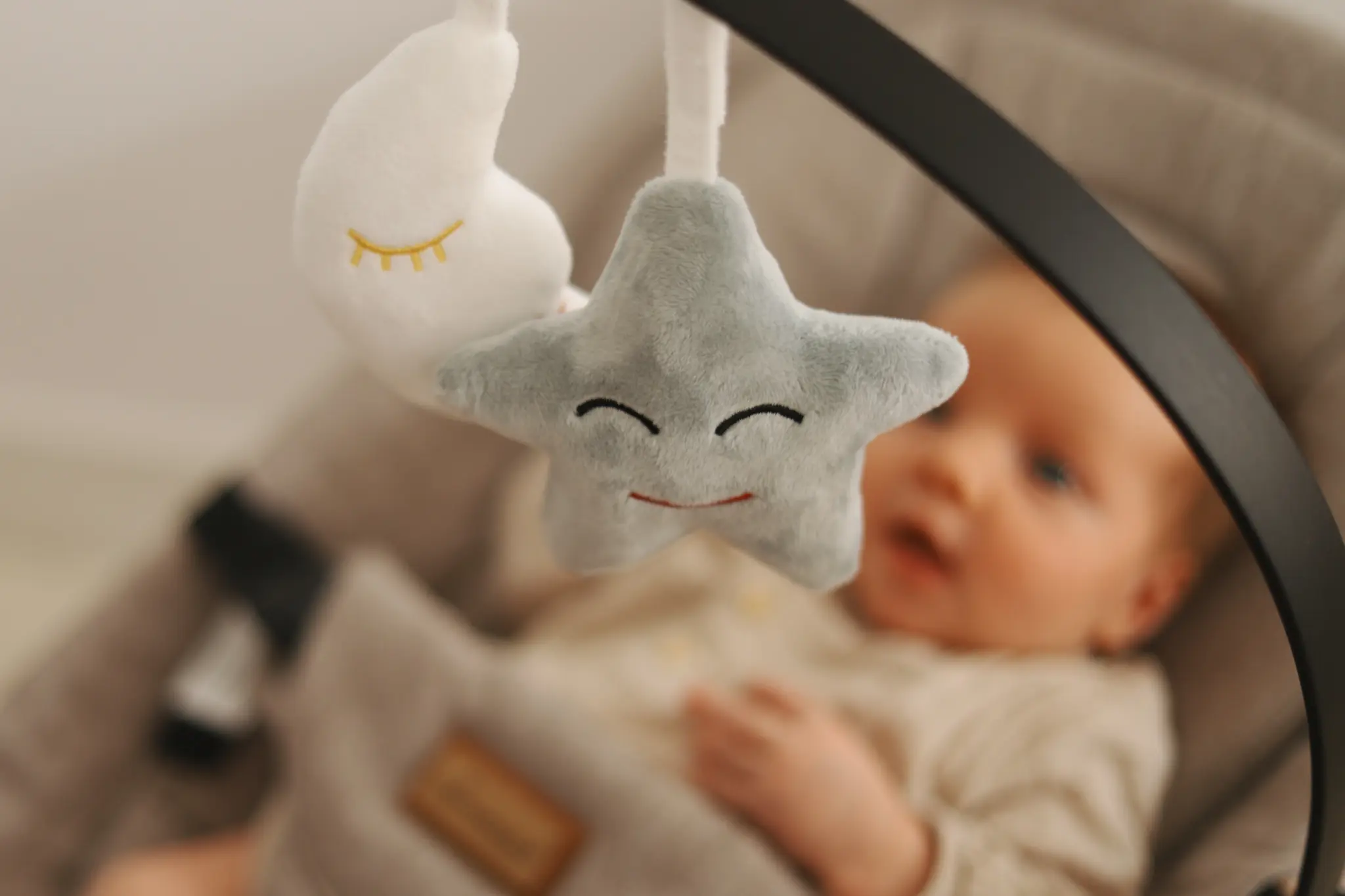 bujaczek leżaczek LEO primabobo beżowy czarny dla dzieci (4)